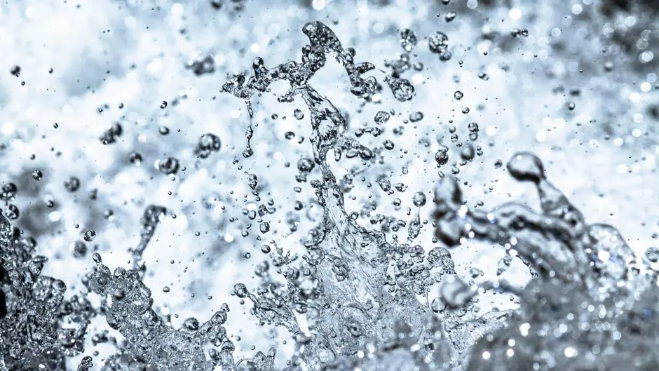 High-speed photo capturing water droplets mid-air in vivid detail.
